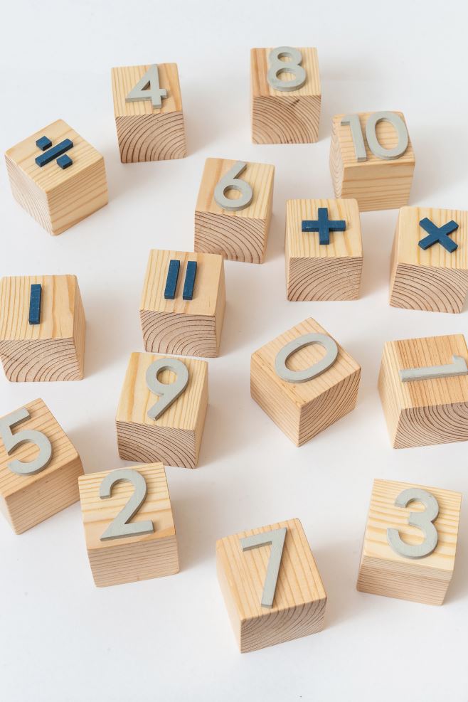 Кубики "Цифри і математичні знаки", 15 кубиків (колір на вибір)